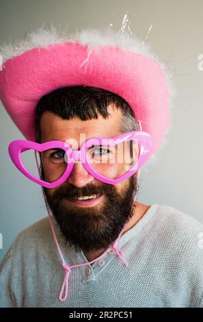 Lustiges Männergesicht. Junger Mann, der ein lustiges Gesicht macht. Stockfoto