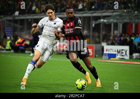 Alessandro Zanoli von Sampdoria und Rafael Leao von AC Milan in Aktion während des Fußballspiels der Serie A AC Milan gegen Sampdoria im Stadion San Siro in Mailand, Italien am 20. Mai 2023 Kredit: Piero Cruciatti/Alamy Live News Stockfoto