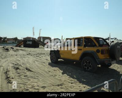 SENIGALLIA, ITALIEN - 22. JULI 2022: Jeep-Probefahrt auf Sand im Freien. Fahrzeugpräsentation Stockfoto