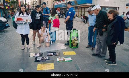 Vegane Aktivisten aus Izmir protestierten mit einer Sondervorstellung „The Big Animal Experiment Center“ soll in der Universität Izmir Dokuz Eylul eröffnet werden. Die Leute, die an der überfüllten Straße vorbeigingen, folgten ihnen mit Interesse. Stockfoto