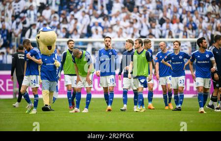 Von links nach rechts Dominick DREXLER (GE), Maskottchen Erwin, Simon TERODDE (GE), Kenan KARAMAN (GE), Thomas OUWEJAN (GE), Tim SKARKE (GE), Thomas OUWEJAN (GE), Sebastian POLTER (GE), Henning MATRICIANI (GE), Cedric BRUNNER (GE), Danny LATZA (GE) enttäuscht nach dem Spiel, Fußball 1. Bundesliga, 33. Spieltag, FC Schalke 04 (GE) - Eintracht Frankfurt (F) 2: 2, am 05. 20/2023 in Gelsenkirchen/Deutschland. #DFL-Vorschriften verbieten die Verwendung von Fotografien als Bildsequenzen und/oder quasi-Video # Stockfoto