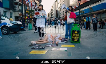 Vegane Aktivisten aus Izmir protestierten mit einer Sondervorstellung „The Big Animal Experiment Center“ soll in der Universität Izmir Dokuz Eylul eröffnet werden. Die Leute, die an der überfüllten Straße vorbeigingen, folgten ihnen mit Interesse. Stockfoto