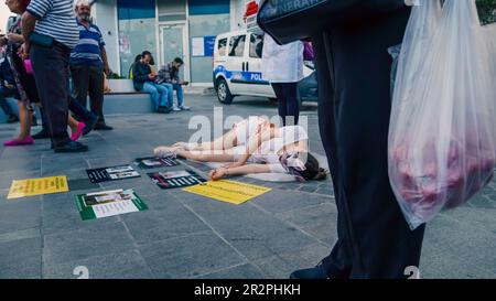 Vegane Aktivisten aus Izmir protestierten mit einer Sondervorstellung „The Big Animal Experiment Center“ soll in der Universität Izmir Dokuz Eylul eröffnet werden. Die Leute, die an der überfüllten Straße vorbeigingen, folgten ihnen mit Interesse. Stockfoto