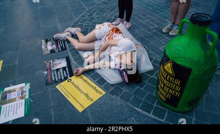 Vegane Aktivisten aus Izmir protestierten mit einer Sondervorstellung „The Big Animal Experiment Center“ soll in der Universität Izmir Dokuz Eylul eröffnet werden. Die Leute, die an der überfüllten Straße vorbeigingen, folgten ihnen mit Interesse. Stockfoto