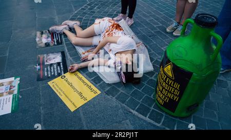 Vegane Aktivisten aus Izmir protestierten mit einer Sondervorstellung „The Big Animal Experiment Center“ soll in der Universität Izmir Dokuz Eylul eröffnet werden. Die Leute, die an der überfüllten Straße vorbeigingen, folgten ihnen mit Interesse. Stockfoto