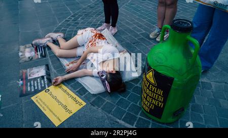 Vegane Aktivisten aus Izmir protestierten mit einer Sondervorstellung „The Big Animal Experiment Center“ soll in der Universität Izmir Dokuz Eylul eröffnet werden. Die Leute, die an der überfüllten Straße vorbeigingen, folgten ihnen mit Interesse. Stockfoto