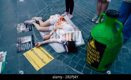 Vegane Aktivisten aus Izmir protestierten mit einer Sondervorstellung „The Big Animal Experiment Center“ soll in der Universität Izmir Dokuz Eylul eröffnet werden. Die Leute, die an der überfüllten Straße vorbeigingen, folgten ihnen mit Interesse. Stockfoto