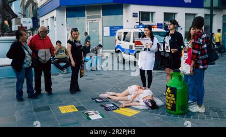 Vegane Aktivisten aus Izmir protestierten mit einer Sondervorstellung „The Big Animal Experiment Center“ soll in der Universität Izmir Dokuz Eylul eröffnet werden. Die Leute, die an der überfüllten Straße vorbeigingen, folgten ihnen mit Interesse. Stockfoto