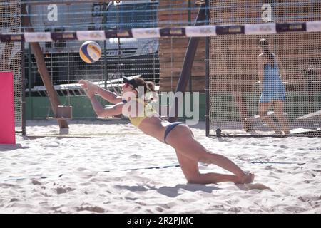 Uberlândia, MG - 20.05.2023: CIRCUITO SULAMERICANO DE VOLEI DE PRAIA - Endrunde der South American Beach Volleyball Circuit in Praia Clube zwischen 19. Und 21. Mai. Uberlândia hat sich als Stadt des Volleyballs gefestigt, sowohl für seine Sportstruktur als auch für die Praia Clube-Teams und -Doppel, die zu den wichtigsten im Land gehören. Die sechste und letzte Etappe der South American Beach Volleyball Circuit findet zum zweiten Mal in Folge in Uberlândia statt und wird in dieser Ausgabe 16 Männer- und 16 Frauen-Teams umfassen. (Foto: Marcelo Res Stockfoto