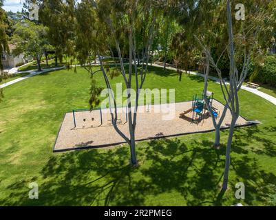 Erholungseinrichtungen aus der Vogelperspektive mit Kinderspielplatz in einer privaten Wohngemeinschaft in La Jolla, Califronia, USA. 15. April 2022 Stockfoto