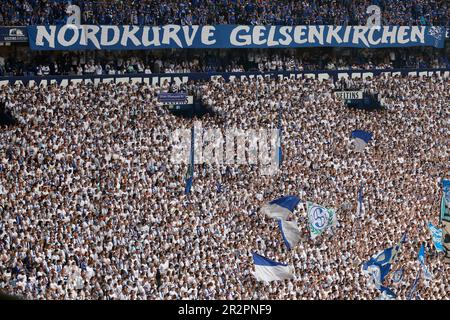 Gelsenkirchen, Deutschland, 1. Fussball Bundesliga 33. Spieltag FC Schalke 04 gegen Eintracht Frankfurt 2:2 am 20. 05. 2023 in der Veltins Arena auf Schalke in Gelsenkirchen die Schalke Fans in der Nordkurve Foto: Norbert Schmidt, Düsseldorf Stockfoto