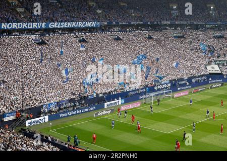 Gelsenkirchen, Deutschland, 1. Fussball Bundesliga 33. Spieltag FC Schalke 04 gegen Eintracht Frankfurt 2:2 am 20. 05. 2023 in der Veltins Arena auf Schalke in Gelsenkirchen die Schalke Fans in der Nordkurve Foto: Norbert Schmidt, Düsseldorf Stockfoto