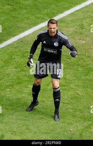 Gelsenkirchen, Deutschland, 1. Fussball Bundesliga 33. Spieltag FC Schalke 04 gegen Eintracht Frankfurt 2:2 am 20. 05. 2023 in der Veltins Arena auf Schalke in Gelsenkirchen Alexander SCHWOLOW (S04) Foto: Norbert Schmidt, Düsseldorf Stockfoto