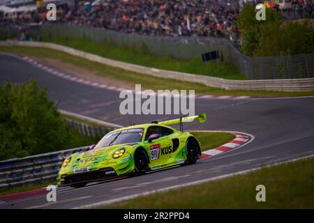 20. Mai 2023, Rheinland-Pfalz, Nürburg: Der Porsche 911GT3 des Manthey EMA-Teams mit Michael Christensen, Kevin Estre, Frédéric Makowiecki, Thomas Preining gewinnt den Abschnitt „Brünnchen“ des 24-stündigen Nürburgring-Rennens. Foto: Thomas Frey/dpa Credit: dpa Picture Alliance/Alamy Live News Stockfoto