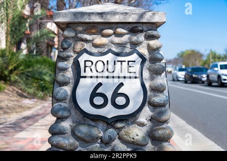 US Route 66 Schild am Fieldstone Obelisk Stockfoto