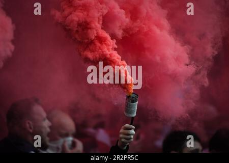 20. Mai 2023, Villeneuve-d'Ascq, Frankreich: Dieses Bild zeigt eine Rauchbombe während des Spiels der Ligue 1 zwischen Lille OSC (LOSC) und Olympique de Marseille (OM) im Pierre Mauroy Stadion am 20. Mai 2023 in Villeneuve-d'Ascq bei Lille, Frankreich. (Kreditbild: © Matthieu Mirville/ZUMA Press Wire) NUR REDAKTIONELLE VERWENDUNG! Nicht für den kommerziellen GEBRAUCH! Stockfoto