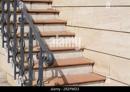 Wunderschöne geflieste Treppen mit Metallgeländern im Freien Stockfoto