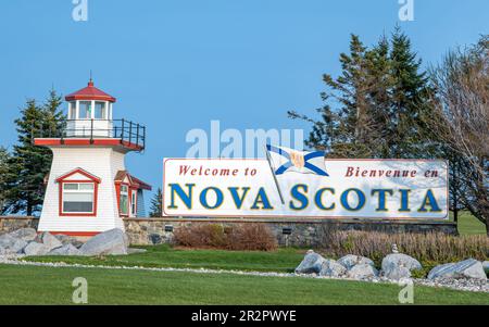 Ein Schild, das alle in der Provinz Nova Scotia, Kanada, willkommen heißt. Das Schild befindet sich am Besucherzentrum in der Nähe des Highway 104, wenn Sie Nova Scotia von dort erreichen Stockfoto