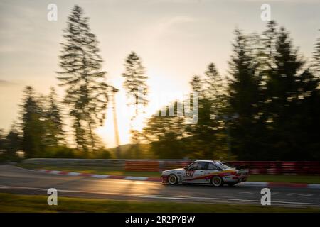 20. Mai 2023, Rheinland-Pfalz, Nürburg: Der Opel Manta mit Hans-Olaf Beckmann, Peter Hass, Volker Strycek, Jürgen Schulten, besteht den Abschnitt "Brünnchen" des Nürburgring-24-Stunden-Rennens. Foto: Thomas Frey/dpa Credit: dpa Picture Alliance/Alamy Live News Stockfoto