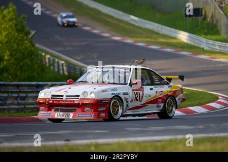 20. Mai 2023, Rheinland-Pfalz, Nürburg: Der Opel Manta mit Hans-Olaf Beckmann, Peter Hass, Volker Strycek, Jürgen Schulten, besteht den Abschnitt "Brünnchen" des Nürburgring-24-Stunden-Rennens. Foto: Thomas Frey/dpa Credit: dpa Picture Alliance/Alamy Live News Stockfoto