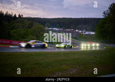 20. Mai 2023, Rheinland-Pfalz, Nürburg: Ein Fahrzeugpaket passiert den Abschnitt „Brünnchen“ des 24-stündigen Nürburgrings. Foto: Thomas Frey/dpa Credit: dpa Picture Alliance/Alamy Live News Stockfoto