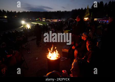 20. Mai 2023, Rheinland-Pfalz, Nürburg: Motorsportfans sitzen im 24-Stunden-Rennen „Brünnchen“ am Lagerfeuer. Foto: Thomas Frey/dpa Credit: dpa Picture Alliance/Alamy Live News Stockfoto