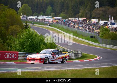 20. Mai 2023, Rheinland-Pfalz, Nürburg: Der Opel Manta mit Hans-Olaf Beckmann, Peter Hass, Volker Strycek, Jürgen Schulten, besteht den Abschnitt "Brünnchen" des Nürburgring-24-Stunden-Rennens. Foto: Thomas Frey/dpa Credit: dpa Picture Alliance/Alamy Live News Stockfoto