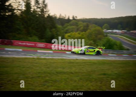 20. Mai 2023, Rheinland-Pfalz, Nürburg: Der Porsche 911GT3 von Team Manthey EMA mit Michael Christensen, Kevin Estre, Frédéric Makowiecki, Thomas Preining gewinnt den Abschnitt „Brünnchen“ des 24-stündigen Nürburgring-Rennens. Foto: Thomas Frey/dpa Credit: dpa Picture Alliance/Alamy Live News Stockfoto