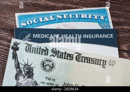 SSN- und Medicare-Karten mit US Treasury Check Stockfoto