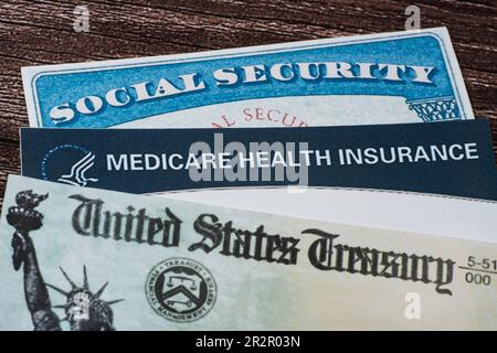 Nahaufnahme von SSN- und Medicare-Karten mit US Treasury Check Stockfoto