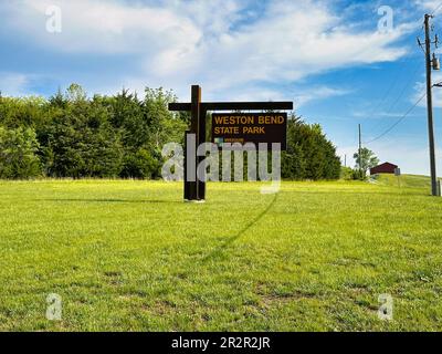 Weston, Missouri - 18. Mai 2023: Weston Bend State Park-Schild Stockfoto