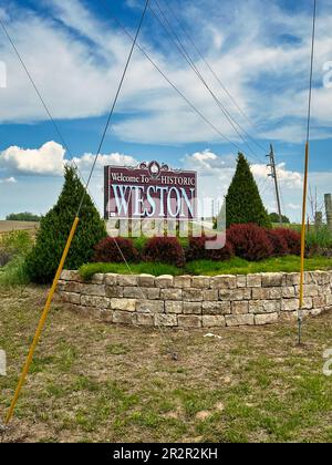 Weston, Missouri - 18. Mai 2023: Willkommen beim historischen Weston-Schild Stockfoto