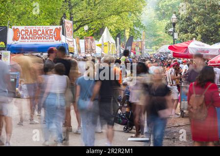 Atlanta, GA/USA - 15. April 2023: Bewegungsunschärfe von Menschen beim Atlanta Dogwood Festival am 15. April 2023, während sie sich um die Verkäuferzelte bewegen. Stockfoto