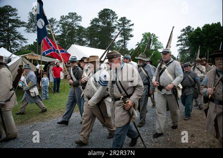 Resaca, Georgia, USA. 20. Mai 2023. Nachbildungen des Bürgerkriegs, ihre Familien und Geschichtsfreunde trotzen dem Regen für die jährliche Nachstellung der Schlacht von Resaca in Nordgeorgien. Abbildung: Konföderierte Infanterie-Nachspieler marschieren von ihrem Lager in die Schlacht (Kreditbild: © Robin Rayne/ZUMA Press Wire) – NUR REDAKTIONELLE VERWENDUNG! Nicht für den kommerziellen GEBRAUCH! Stockfoto