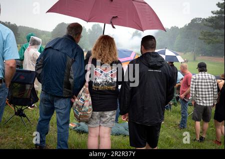 Resaca, Georgia, USA. 20. Mai 2023. Nachbildungen des Bürgerkriegs, ihre Familien und Geschichtsfreunde trotzen dem Regen für die jährliche Nachstellung der Schlacht von Resaca in Nordgeorgien. Abkömmlinge konföderierter Soldaten beobachten, wie die Schlacht trotz eines Regensturms weitergeht. (Kreditbild: © Robin Rayne/ZUMA Press Wire) NUR REDAKTIONELLE VERWENDUNG! Nicht für den kommerziellen GEBRAUCH! Stockfoto