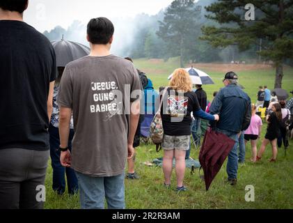 Resaca, Georgia, USA. 20. Mai 2023. Nachbildungen des Bürgerkriegs, ihre Familien und Geschichtsfreunde trotzen dem Regen für die jährliche Nachstellung der Schlacht von Resaca in Nordgeorgien. (Kreditbild: © Robin Rayne/ZUMA Press Wire) NUR REDAKTIONELLE VERWENDUNG! Nicht für den kommerziellen GEBRAUCH! Stockfoto