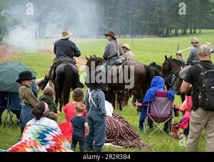 Resaca, Georgia, USA. 20. Mai 2023. Nachbildungen des Bürgerkriegs, ihre Familien und Geschichtsfreunde trotzen dem Regen für die jährliche Nachstellung der Schlacht von Resaca in Nordgeorgien. Die Menge sieht zu, wie die konföderierte Kavallerie auf ihre Befehle wartet. (Kreditbild: © Robin Rayne/ZUMA Press Wire) NUR REDAKTIONELLE VERWENDUNG! Nicht für den kommerziellen GEBRAUCH! Stockfoto