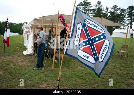 Resaca, Georgia, USA. 20. Mai 2023. Nachbildungen des Bürgerkriegs, ihre Familien und Geschichtsfreunde trotzen dem Regen für die jährliche Nachstellung der Schlacht von Resaca in Nordgeorgien. Abbildung: Ein Mitglied der Sons of Confederate Veterans wartet auf Besucher im Zelt der Organisation (Kreditbild: © Robin Rayne/ZUMA Press Wire), NUR REDAKTIONELLE VERWENDUNG! Nicht für den kommerziellen GEBRAUCH! Stockfoto