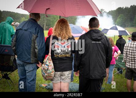 Resaca, Georgia, USA. 20. Mai 2023. Nachbildungen des Bürgerkriegs, ihre Familien und Geschichtsfreunde trotzen dem Regen für die jährliche Nachstellung der Schlacht von Resaca in Nordgeorgien. Abkömmlinge konföderierter Soldaten beobachten, wie die Schlacht trotz eines Regensturms weitergeht. (Kreditbild: © Robin Rayne/ZUMA Press Wire) NUR REDAKTIONELLE VERWENDUNG! Nicht für den kommerziellen GEBRAUCH! Stockfoto