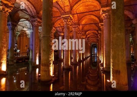 Unterirdische Basilika Zisterne (unterirdische Zisterne), Sultan Ahmet Park, historische Viertel von Istanbul, Sultanahmet Platz, Istanbul, Türkei Stockfoto