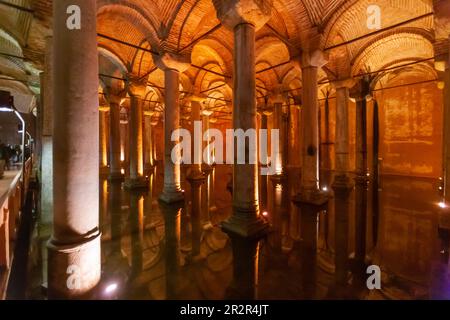 Unterirdische Basilika Zisterne (unterirdische Zisterne), Sultan Ahmet Park, historische Viertel von Istanbul, Sultanahmet Platz, Istanbul, Türkei Stockfoto