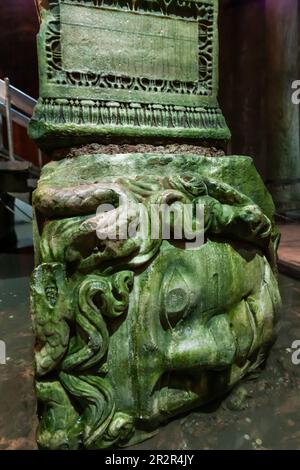 Basilika Zisterne (unterirdische Zisterne), Medusa Head, Sultan Ahmet Park, historische Viertel von Istanbul, Sultanahmet Square, Istanbul, Türkei Stockfoto