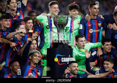 Barcelona, Spanien. 20. Mai 2023. Die Spieler von Barcelona feiern den League-Titel nach dem LaLiga-Spiel zwischen dem FC Barcelona und der Real Sociedad im Spotify Camp Nou in Barcelona, Spanien. Kredit: Christian Bertrand/Alamy Live News Stockfoto