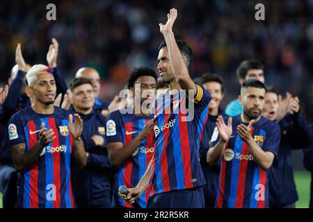 Barcelona, Spanien. 20. Mai 2023. Sergio Busquets feiert den League-Titel nach dem LaLiga-Spiel zwischen dem FC Barcelona und Real Sociedad im Spotify Camp Nou in Barcelona, Spanien. Kredit: Christian Bertrand/Alamy Live News Stockfoto