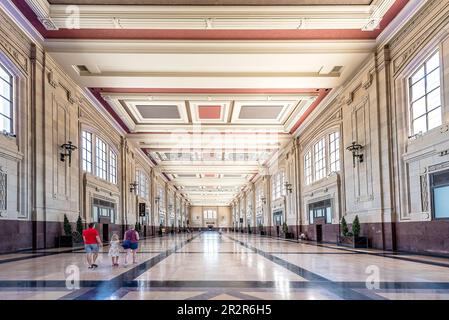Kansas City, Missouri – 11. Juli 2022: Eine Familie auf der Grand Plaza der historischen Union Station in Kansas City, Missouri Stockfoto