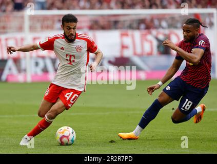 München, Deutschland. 20. Mai 2023. Noussair Mazraoui (L) von Bayern München wehrt sich mit Christopher Nkunku von RB Leipzig während des deutschen Bundesliga-Fußballspiels der ersten Abteilung zwischen Bayern München und RB Leipzig in München, 20. Mai 2023. Kredit: Philippe Ruiz/Xinhua/Alamy Live News Stockfoto