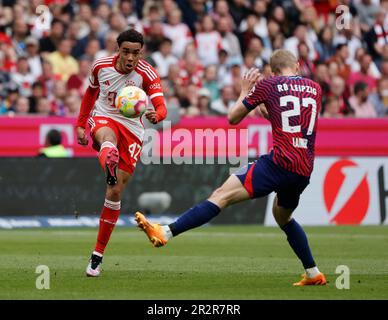 München, Deutschland. 20. Mai 2023. Jamal Musiala (L) von Bayern München wetteifert mit Konrad Laimer von RB Leipzig während des deutschen Bundesliga-Fußballspiels in der ersten Division zwischen Bayern München und RB Leipzig in München, 20. Mai 2023. Kredit: Philippe Ruiz/Xinhua/Alamy Live News Stockfoto