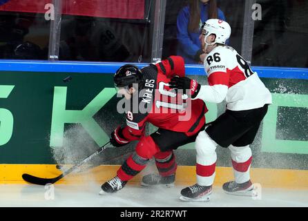 Riga, Lettland. 20. Mai 2023. Kanadas Stürmer Peyton Krebs (L) tritt beim Spiel der Gruppe B zwischen Kanada und der Schweiz bei der Ice Hockey World Championship 2023 in Riga, Lettland, am 20. Mai 2023 mit dem Schweizer Verteidiger Janis Moser in Kontakt. Kredit: Edijs Palens/Xinhua/Alamy Live News Stockfoto