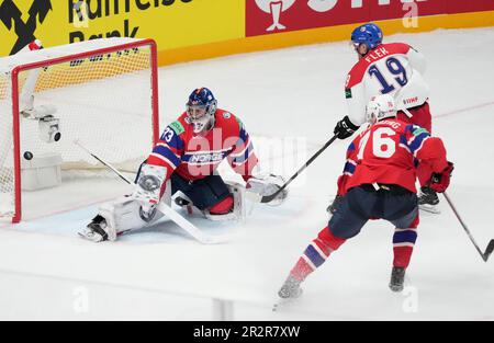 Riga, Lettland. 20. Mai 2023. Der Stürmer Jakub Flek (R) der Tschechischen Republik trifft während des Spiels Gruppe B zwischen Norwegen und der Tschechischen Republik bei der IIHF-Eishockey-Weltmeisterschaft 2023 in Riga (Lettland) am 20. Mai 2023. Kredit: Edijs Palens/Xinhua/Alamy Live News Stockfoto