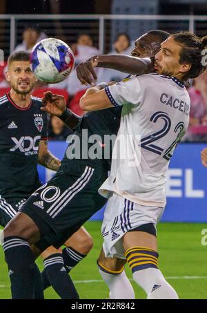 WASHINGTON, DC, USA - 20. MAI 2023: D.C. United Forward Christian Benteke (20) kehrt bei einem MLS-Spiel zwischen D.C United und der Los Angeles Galaxy am 20. Mai 2023 bei Audi Field in Washington, DC, in den Verteidiger der Los Angeles Galaxy Martín Cáceres (22) zurück. (Foto von Tony Quinn-Alamy Live News) Stockfoto